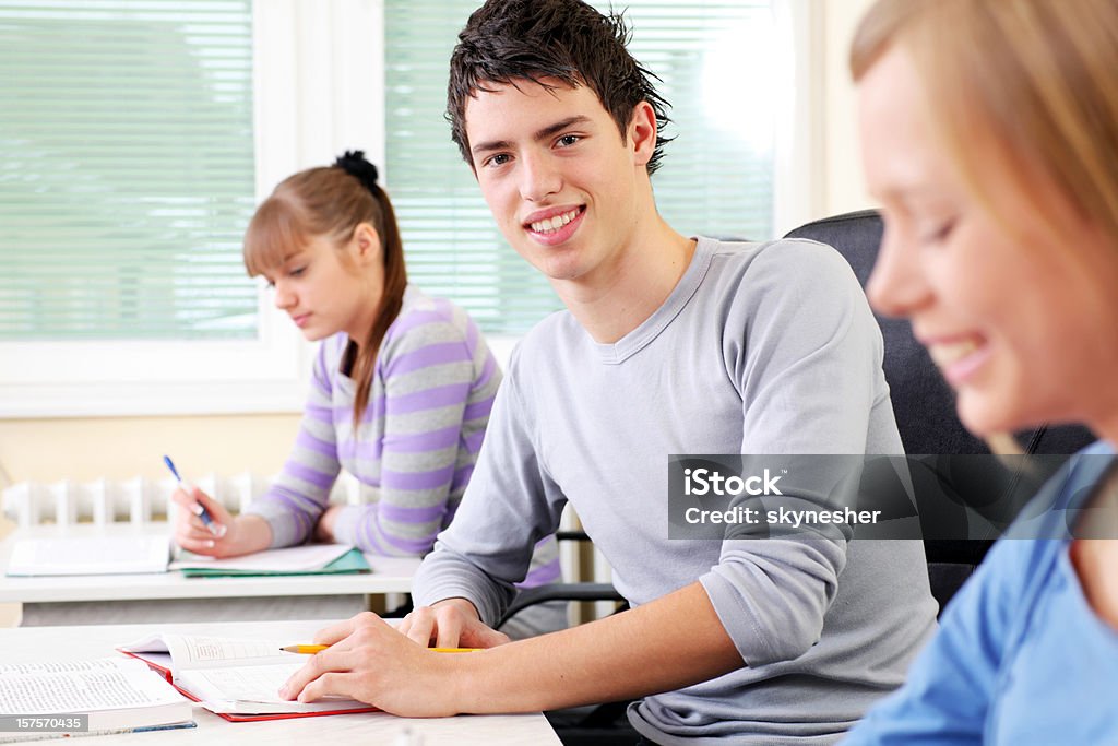 Alunos em uma palestra de estar. Menino bonito no foco. - Foto de stock de Adolescente royalty-free