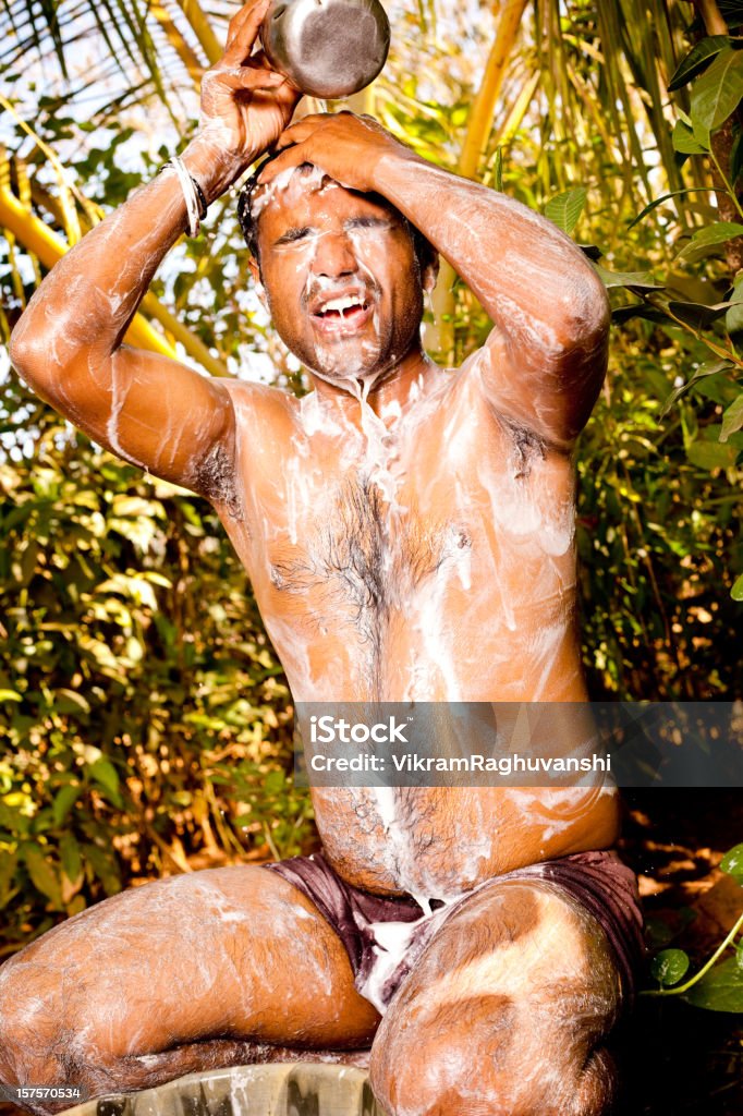 Junge ländlichen Indischer Mann mit Badewanne im offenen Bereich - Lizenzfrei Shampoo Stock-Foto