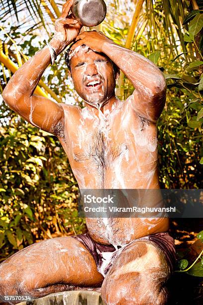 Junge Ländlichen Indischer Mann Mit Badewanne Im Offenen Bereich Stockfoto und mehr Bilder von Shampoo