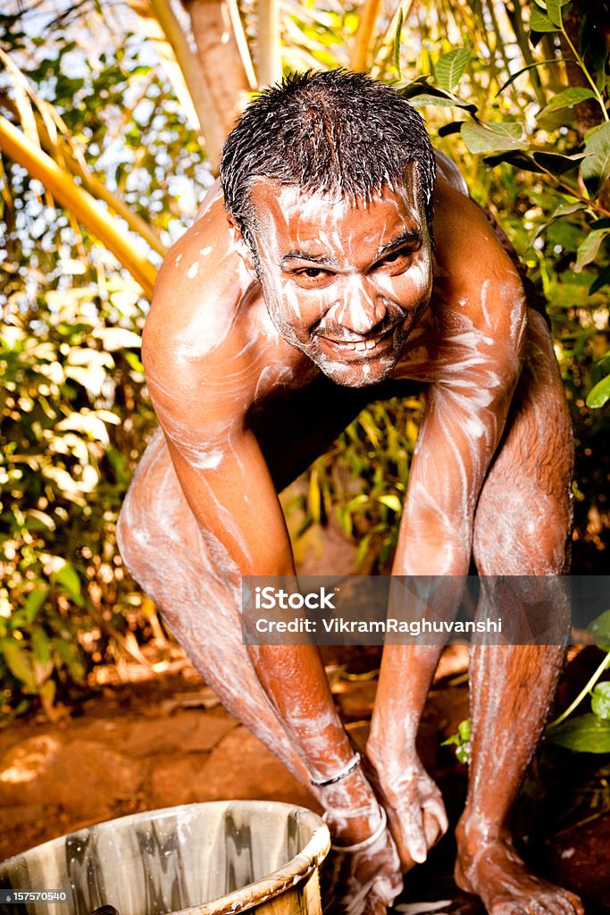 Un joven India Rural hombre tomando el baño en área abierta - Foto de stock de Champú libre de derechos