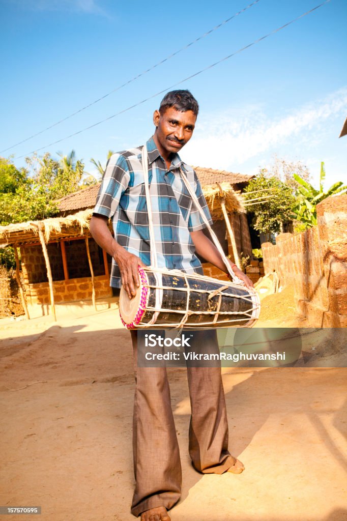 Ein fröhlich ländlichen Indischer Mann mit einem traditionellen Musik Instrument - Lizenzfrei Trommel Stock-Foto