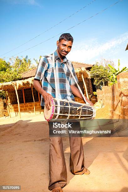 Ein Fröhlich Ländlichen Indischer Mann Mit Einem Traditionellen Musik Instrument Stockfoto und mehr Bilder von Trommel