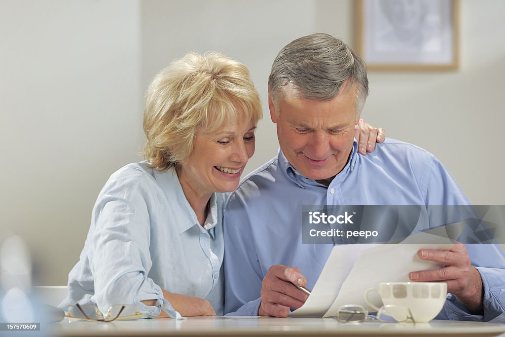 Les retraités faisant Paperasserie - Photo de Adulte libre de droits