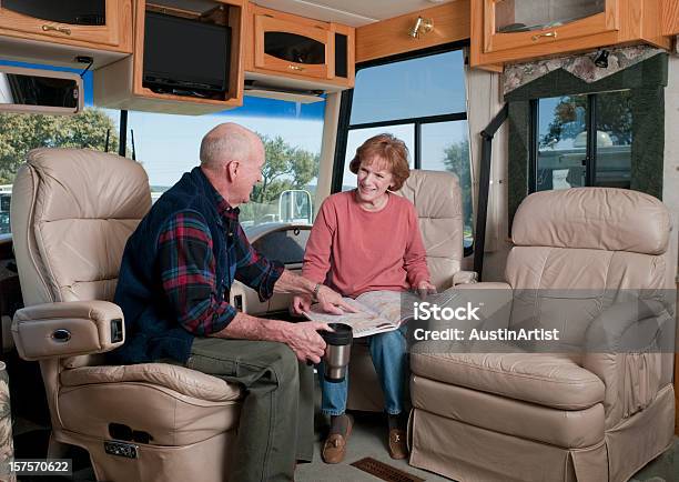 웃음소리 시니어 In Motorhome 계획에 대한 스톡 사진 및 기타 이미지 - 계획, 노인, 세계지도