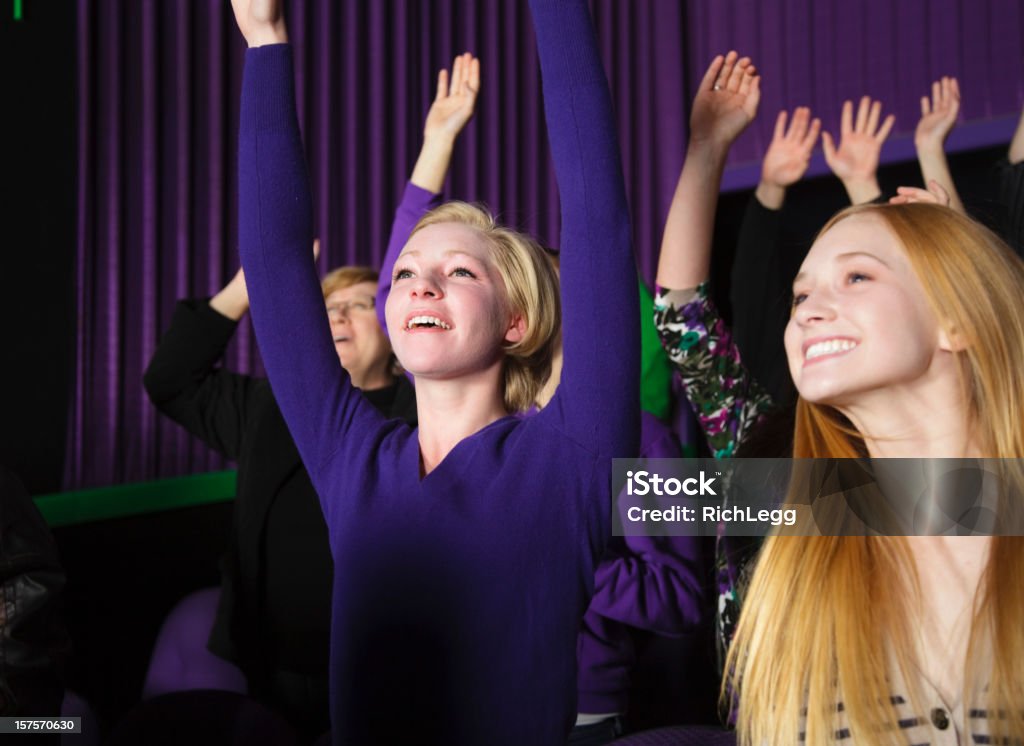 Os integrantes da audiência feliz - Foto de stock de Aplaudindo royalty-free