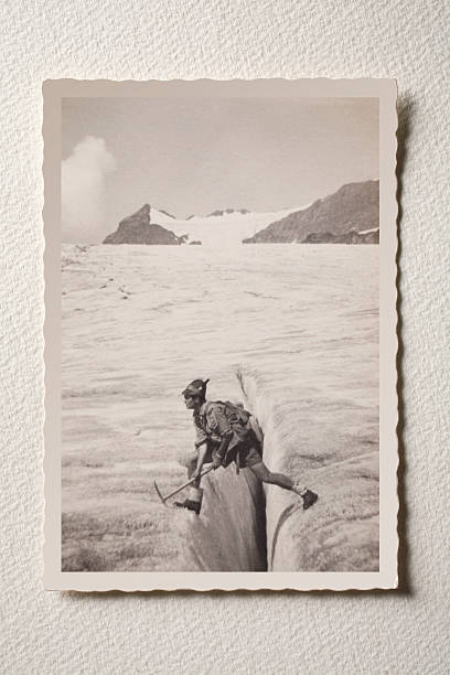 grand saut - crevasse glacier snow european alps photos et images de collection