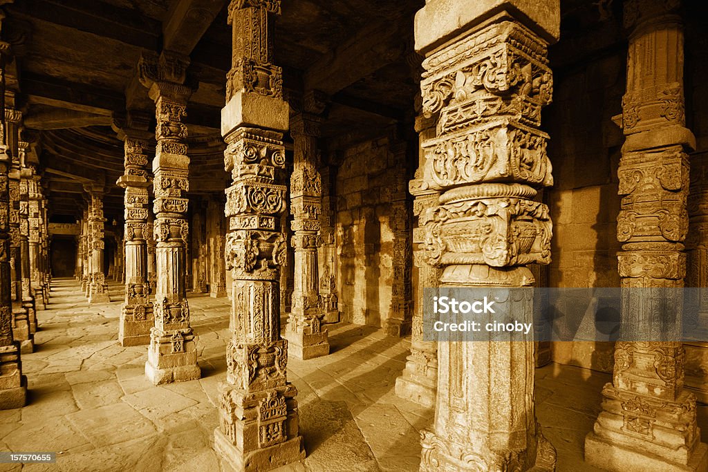 Colonnato in Quitab Minar Tempio - Foto stock royalty-free di Induismo