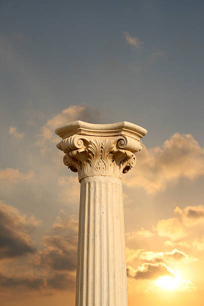 columna al atardecer - column greece pedestal classical greek fotografías e imágenes de stock