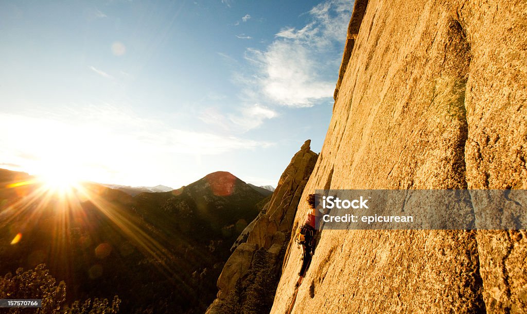 Mujer joven que una escalada la route en Colorado - Foto de stock de Colorado libre de derechos