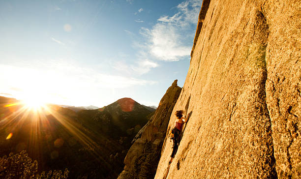 jovem mulher conduzindo uma escalada estrada no colorado - people strength leadership remote imagens e fotografias de stock