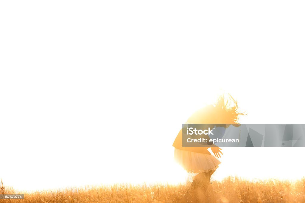 Bella donna in un campo di sole - Foto stock royalty-free di Adulto