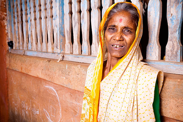 один веселый традиционные сельские индийская женщина horzontal - senior adult fragility human eye wrinkled стоковые фото и изображения