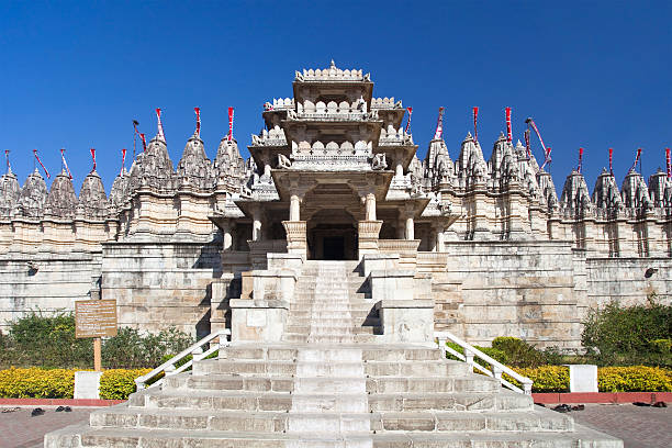 adinatha tempel in ranakpur, indien - india statue carving history stock-fotos und bilder