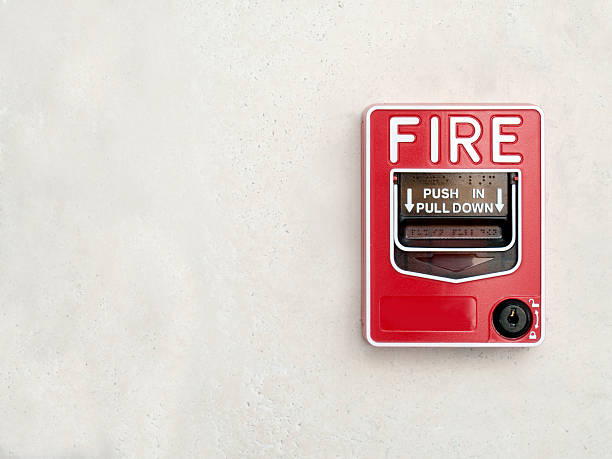 alarme de incêndio no branco na parede - fire button - fotografias e filmes do acervo