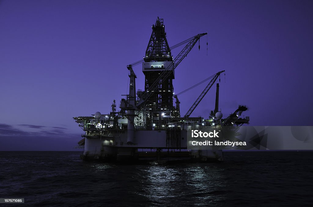 Ocean oleju rig na Zmierzch - Zbiór zdjęć royalty-free (Wieża wiertnicza)