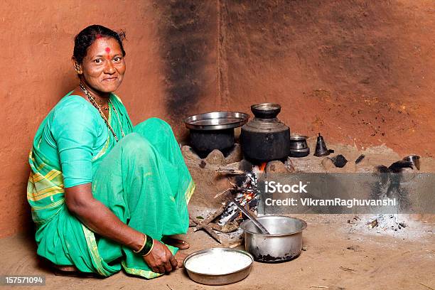 Una Mujer India Rural Cocinar Alimentos En La Cocina Foto de stock y más banco de imágenes de Ama de casa