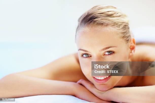 Hübsche Junge Schöne Frau In Einem Healthspa Stockfoto und mehr Bilder von 18-19 Jahre - 18-19 Jahre, Alternative Behandlungsmethode, Attraktive Frau