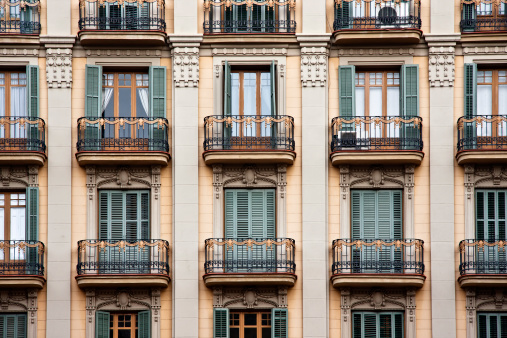 Elegante palacio de fachadas, arquitectura del siglo XIX en Barcelona photo
