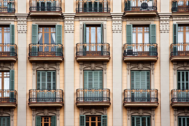 elegante palacio de fachadas, arquitectura del siglo xix en barcelona - palacio espanol fotografías e imágenes de stock