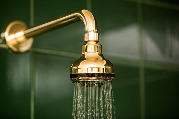 badezimmer-duschkopf und fließendes wasser - duschkopf stock-fotos und bilder