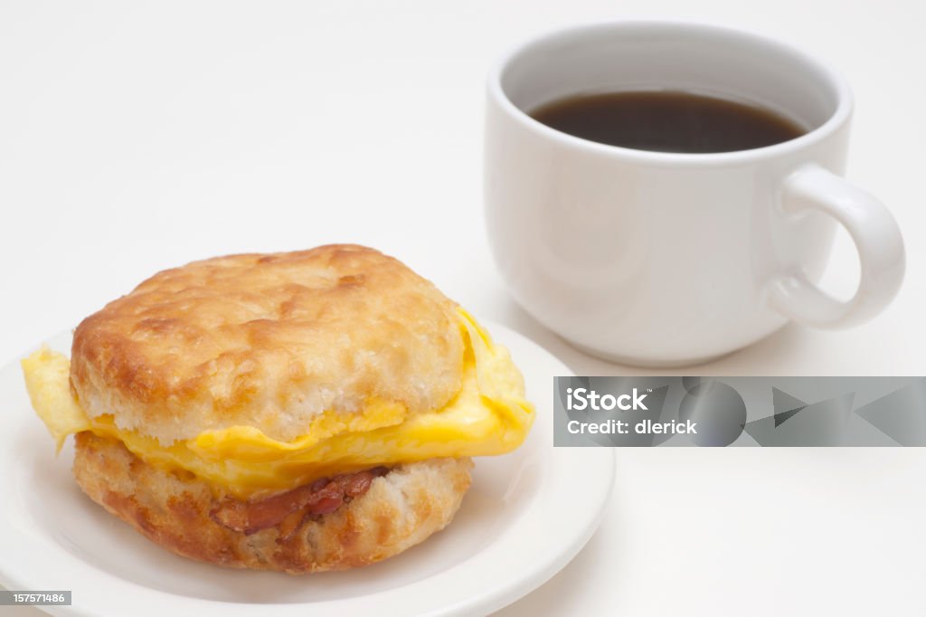 Biscoito de Leitelho com bacon, queijo, ovos e café - Royalty-free Alimentação Não-saudável Foto de stock