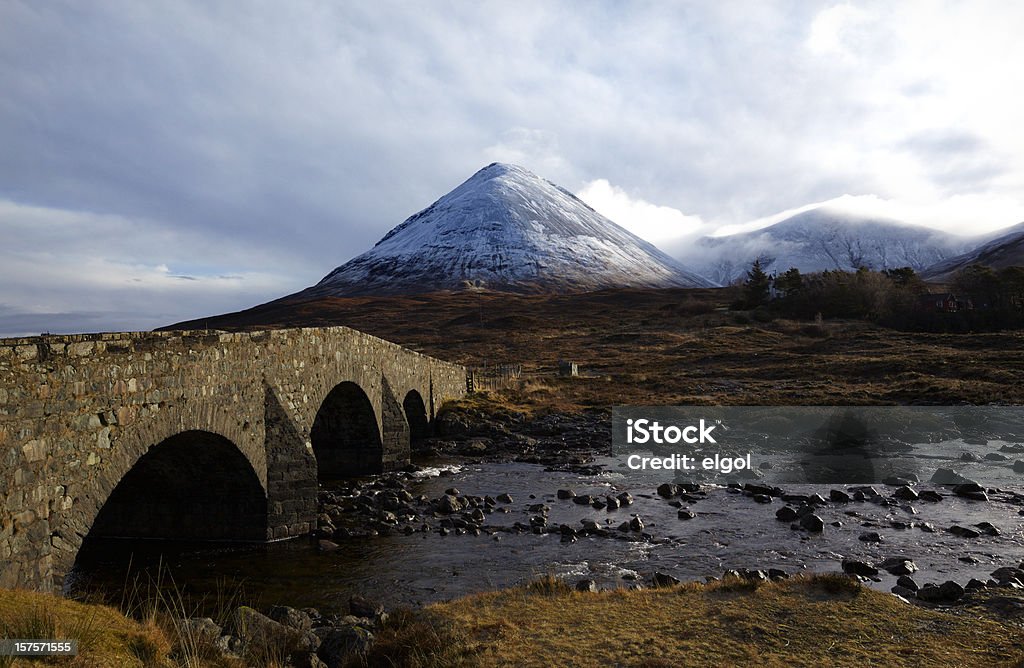 Cuillin montagne e Sligachan Ponte di Skye, Highlands scozzesi - Foto stock royalty-free di Ambientazione esterna