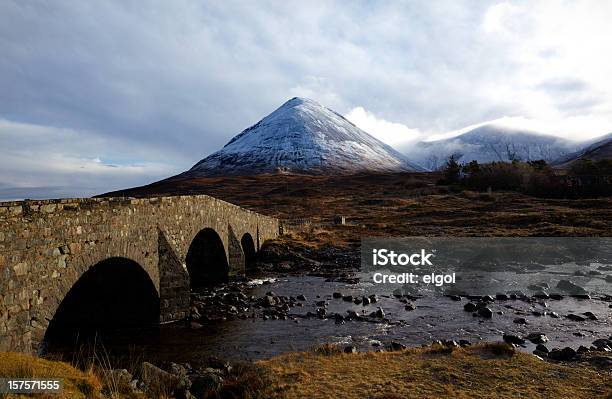 Cuillin Montagne E Sligachan Ponte Di Skye Highlands Scozzesi - Fotografie stock e altre immagini di Ambientazione esterna