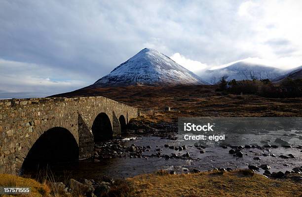 Cuillin 山々と Sligachan スカイブリッジスコットランド高地 - アーチ橋のストックフォトや画像を多数ご用意 - アーチ橋, イギリス, カラー画像