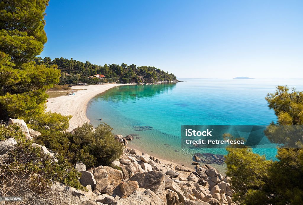 Costa del mar con playa. Vacaciones de verano - Foto de stock de Agua libre de derechos