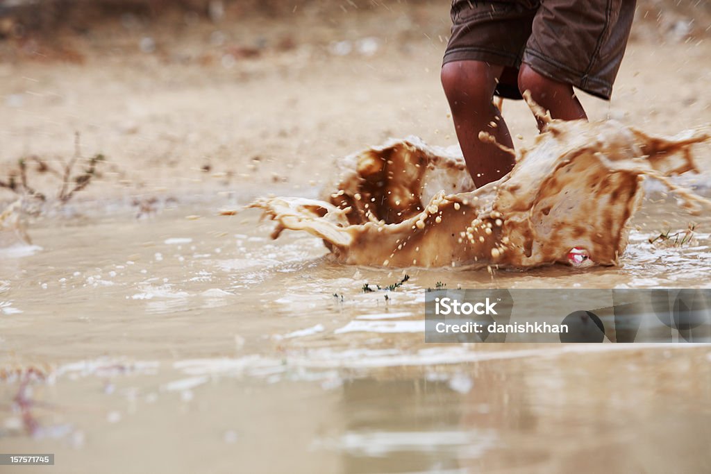 Enfants jouant la liberté l'eau de pluie eau Flaque - Photo de Boue libre de droits