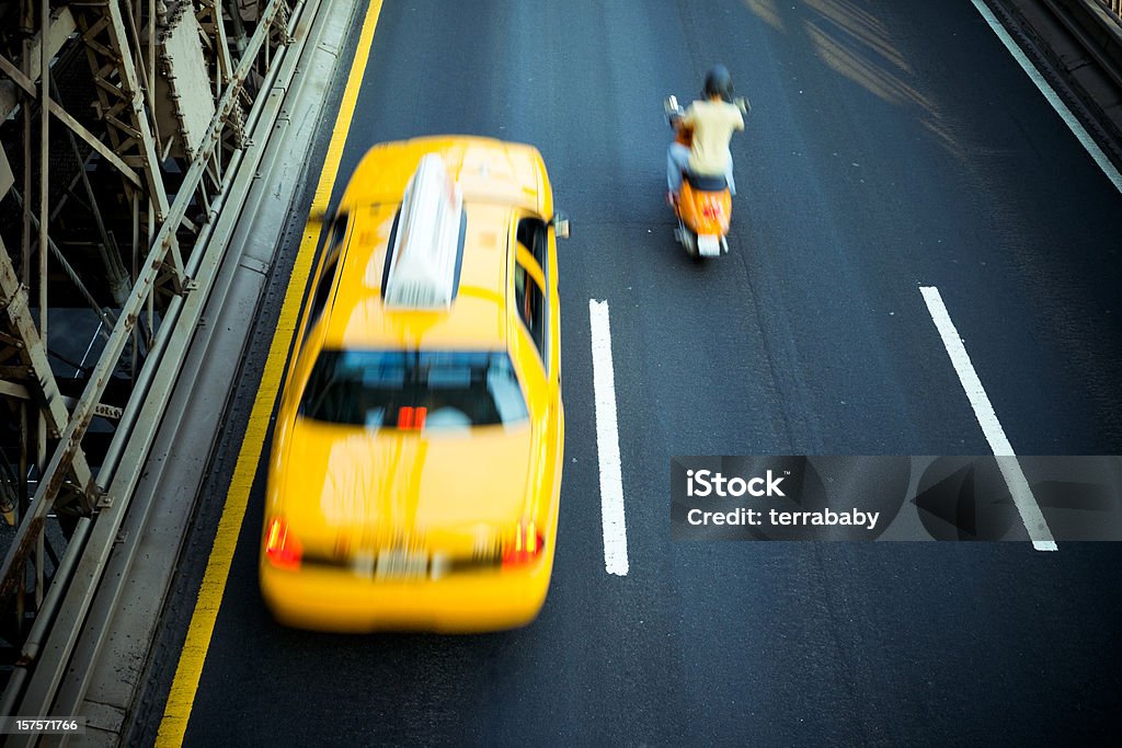 Cab Taxi giallo di New York City, traffico - Foto stock royalty-free di Sorpasso