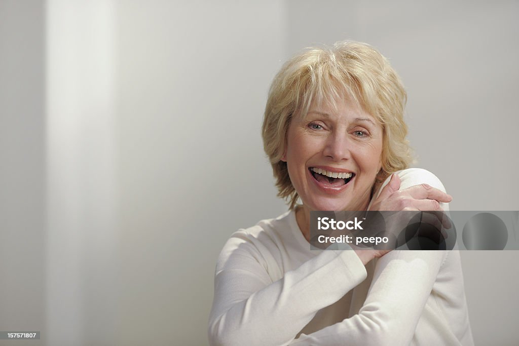 Retrato de uma mulher sênior sorrindo com Cabelo curto - Foto de stock de Adulto royalty-free