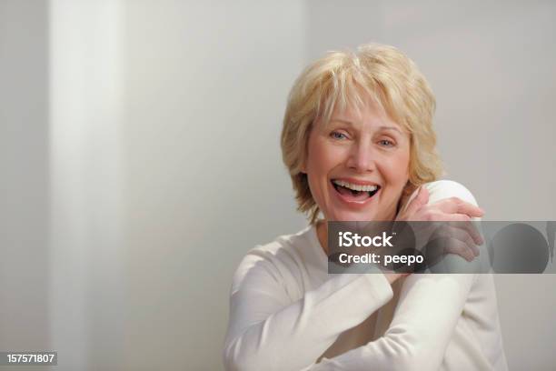 Foto de Retrato De Uma Mulher Sênior Sorrindo Com Cabelo Curto e mais fotos de stock de Adulto