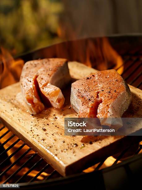 Photo libre de droit de Raw Steak De Saumon Sur Planche De Cèdre Un Barbecue banque d'images et plus d'images libres de droit de Aliment