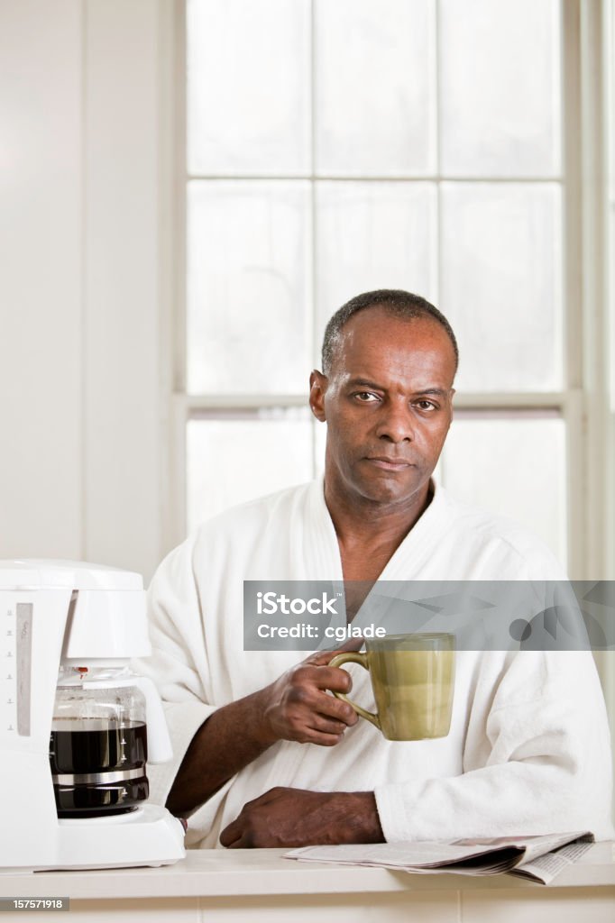 Homem sério tomando café - Foto de stock de Acordar royalty-free