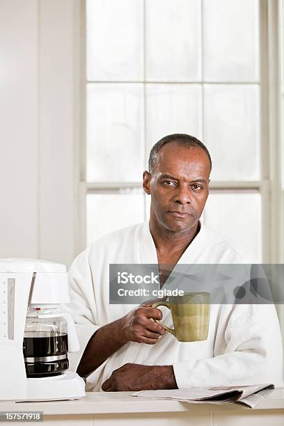 Foto de Homem Sério Tomando Café e mais fotos de stock de Acordar - Acordar, Adulto, Adulto maduro