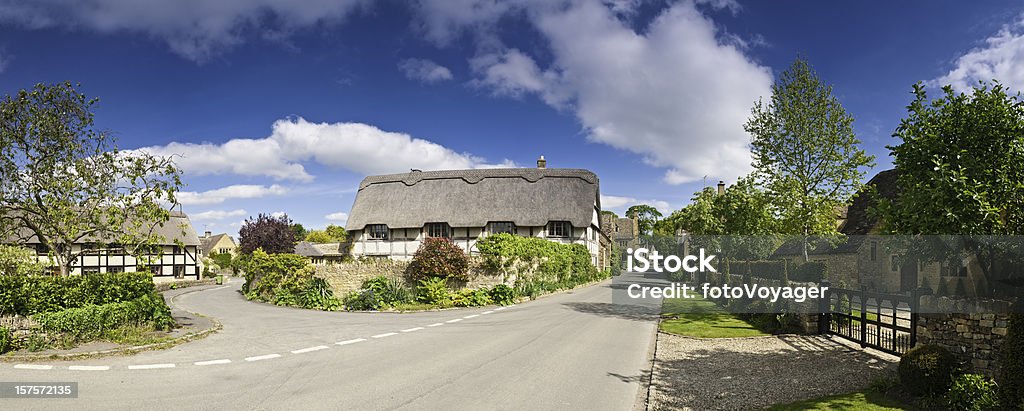 Tranquille village d'été rue des cottages à toit de chaume ravissant de luxe maisons avec vue panoramique - Photo de Ferme - Bâtiment agricole libre de droits