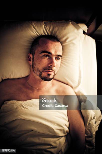 Homem Na Cama - Fotografias de stock e mais imagens de 30-34 Anos - 30-34 Anos, Adulto, Barba