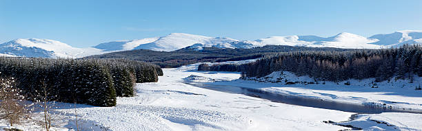 rivière spey et cairngorms en hiver, les highlands d'écosse - monts cairngorm photos et images de collection