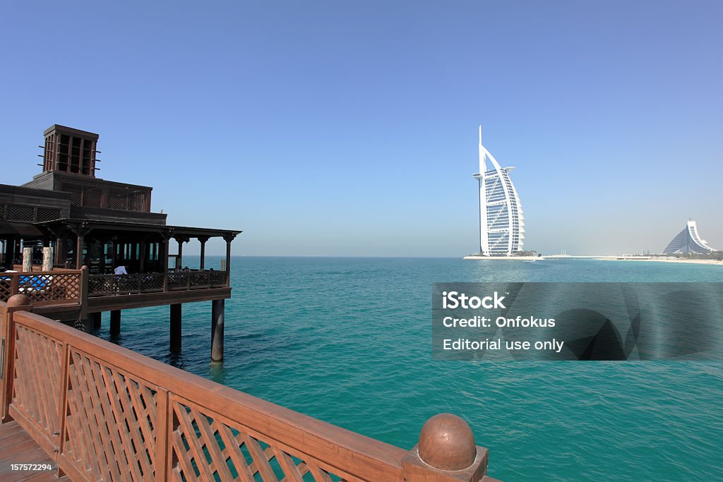 Ponte de madeira mais de água Jumeirah Resort e Burj Al Arab - Foto de stock de Hotel Burj Al Arab royalty-free