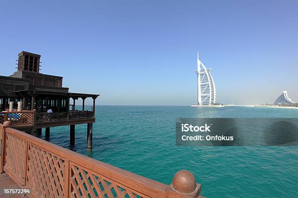 Foto de Ponte De Madeira Mais De Água Jumeirah Resort E Burj Al Arab e mais fotos de stock de Hotel Burj Al Arab