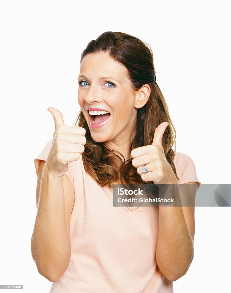 Восторге женщина среднего возраста, показывая большой палец вверх на белом - Стоковые фото Женщины роялти-фри