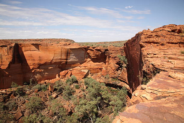 rock cliff na góry kanion króli - alice springs australian culture desert kings canyon zdjęcia i obrazy z banku zdjęć