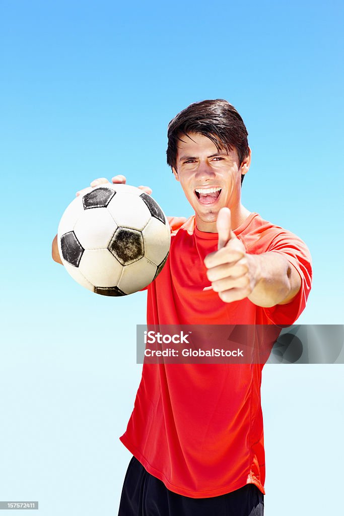 Victoriosa footballer joven mostrando pulgar hacia arriba señales - Foto de stock de 20-24 años libre de derechos