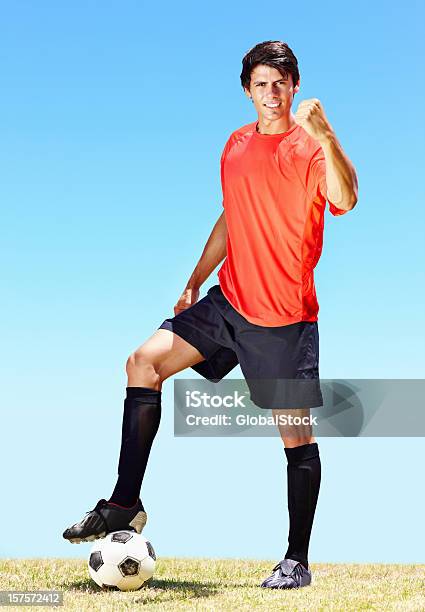 Victoriosa Joven Jugador De Fútbol En El Campo Foto de stock y más banco de imágenes de 20-24 años - 20-24 años, Actitud, Actividades recreativas