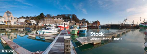 Padstow Harbour Panorama In Cornovaglia - Fotografie stock e altre immagini di Padstow - Padstow, Alba - Crepuscolo, Albero maestro