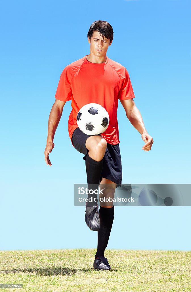 Habilidades-jovem jogador de futebol com uma bola de futebol no campo - Foto de stock de 20-24 Anos royalty-free