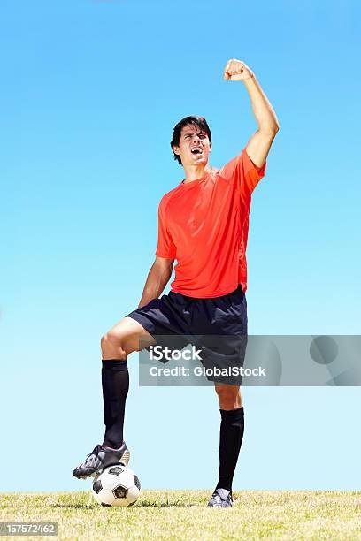 Photo libre de droit de Victorieux Jeune Footballeur Célébrant Après La Victoire banque d'images et plus d'images libres de droit de 20-24 ans