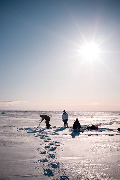 arctic la pesca sobre hielo, yellowknife, territorios de la región noroeste, canadá. - yellowknife fotografías e imágenes de stock