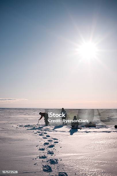 Artico Pesca Di Ghiaccio Yellowknife Territori Del Nord Ovest Canada - Fotografie stock e altre immagini di Pesca sul ghiaccio